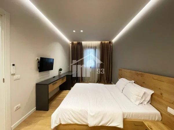 Tirane, shitet apartament 4+1 Kati 4, 216 m² 777.000 € (RRUGA E “BARRIKADAVE”, PRANË SHESHIT "SKËNDERBEJ")