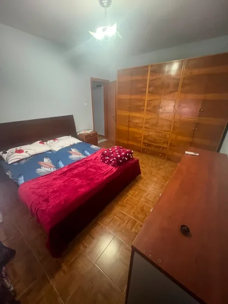Tirane, jepet me qera apartament 1+1+Ballkon Kati 5, 60 m² 450 € (Pak minuta larg Pediatrise,Rruga Kadri Roshi)