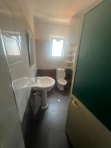 Tirane, jepet me qera apartament 1+1+Ballkon Kati 5, 60 m² 450 € (Pak minuta larg Pediatrise,Rruga Kadri Roshi)