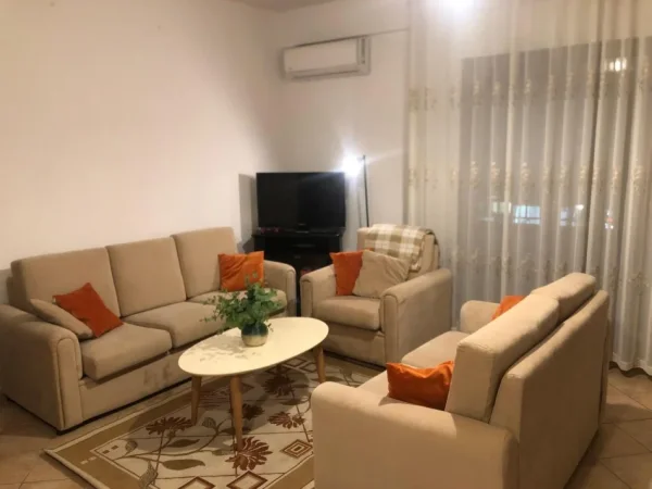 Tirane, jepet me qera apartament 1+1 Kati 2, 70 m² 500 € (Komuna Parisit)