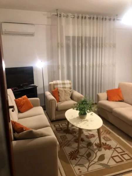 Tirane, jepet me qera apartament 1+1 Kati 2, 70 m² 500 € (Komuna Parisit)