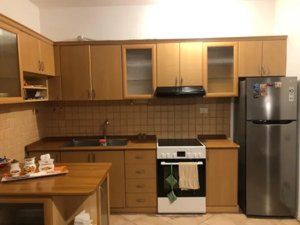 Tirane, jepet me qera apartament 1+1 Kati 2, 70 m² 500 € (Komuna Parisit)