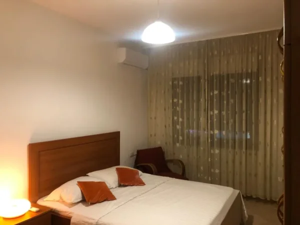 Tirane, jepet me qera apartament 1+1 Kati 2, 70 m² 500 € (Komuna Parisit)