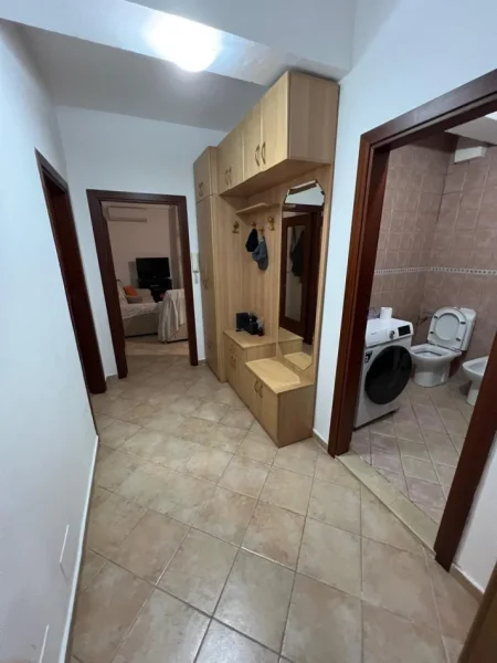 Tirane, jepet me qera apartament 1+1 Kati 2, 70 m² 500 € (Komuna Parisit)