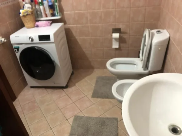 Tirane, jepet me qera apartament 1+1 Kati 2, 70 m² 500 € (Komuna Parisit)