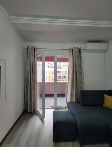 Tirane, jepet me qera apartament 1+1 Kati 4, 70 m² 550 € (Oxhaku)