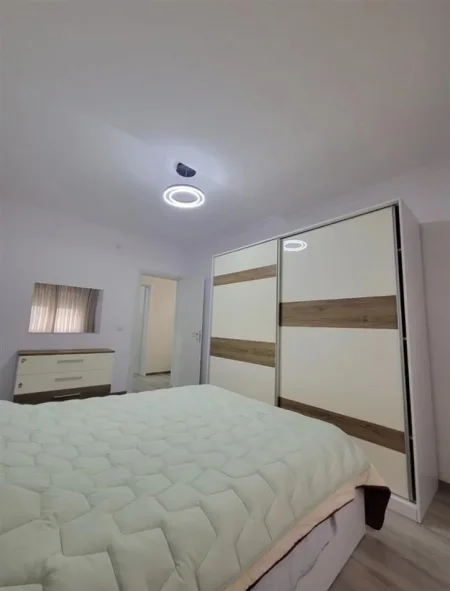 Tirane, jepet me qera apartament 1+1 Kati 4, 70 m² 550 € (Oxhaku)