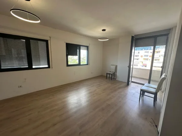 Tirane, jepet me qera apartament 2+1+Ballkon Kati 4, 80 m² 500 € (Ali Demi/Tregu i Ri Elektrik)