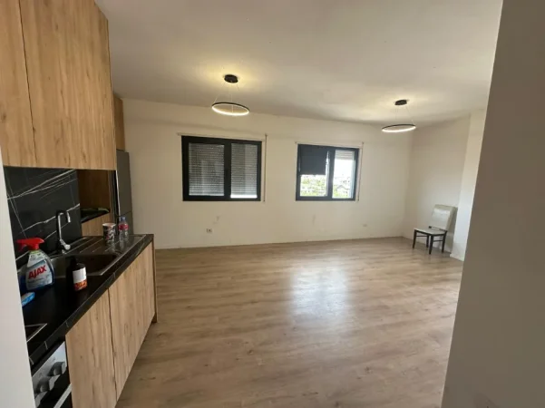 Tirane, jepet me qera apartament 2+1+Ballkon Kati 4, 80 m² 500 € (Ali Demi/Tregu i Ri Elektrik)