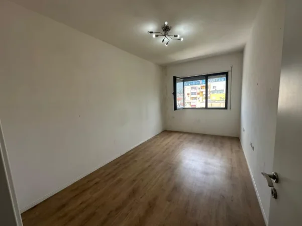 Tirane, jepet me qera apartament 2+1+Ballkon Kati 4, 80 m² 500 € (Ali Demi/Tregu i Ri Elektrik)