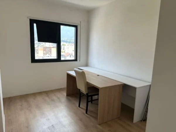 Tirane, jepet me qera apartament 2+1+Ballkon Kati 4, 80 m² 500 € (Ali Demi/Tregu i Ri Elektrik)