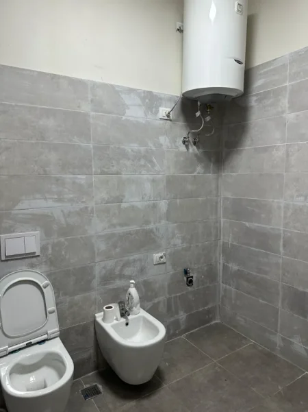 Tirane, jepet me qera apartament 2+1+Ballkon Kati 4, 80 m² 500 € (Ali Demi/Tregu i Ri Elektrik)