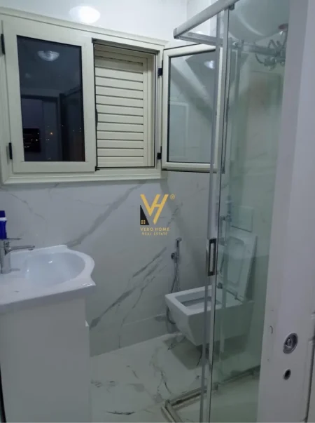Tirane, jepet me qera apartament 2+1+Ballkon Kati 2, 100 m² 540 € (PORCELAN)