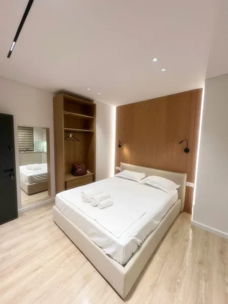 Tirane, jepet me qera apartament 2+1+Aneks+Ballkon Kati 2, 100 m² 1.400 € (9-Kateshet)