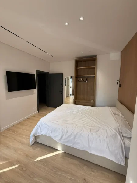Tirane, jepet me qera apartament 2+1+Aneks+Ballkon Kati 2, 100 m² 1.400 € (9-Kateshet)