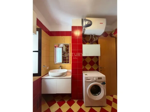 Tirane, jepet me qera apartament 2+1+Ballkon Kati 2, 80 m² 680 € (Rruga Him Kolli)