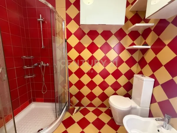 Tirane, jepet me qera apartament 2+1+Ballkon Kati 2, 80 m² 680 € (Rruga Him Kolli)