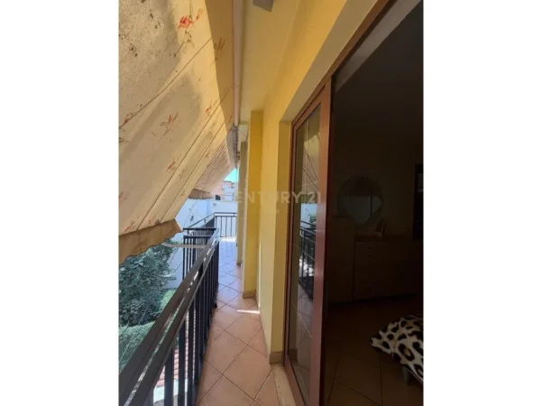 Tirane, jepet me qera apartament 2+1+Ballkon Kati 2, 80 m² 680 € (Rruga Him Kolli)