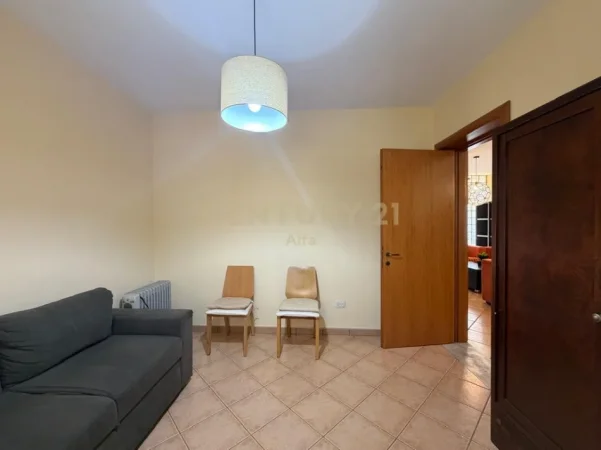 Tirane, jepet me qera apartament 2+1+Ballkon Kati 2, 80 m² 680 € (Rruga Him Kolli)
