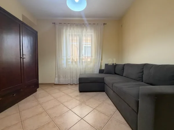 Tirane, jepet me qera apartament 2+1+Ballkon Kati 2, 80 m² 680 € (Rruga Him Kolli)