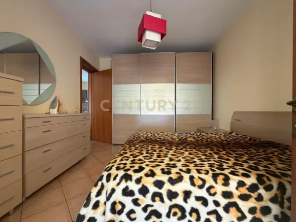 Tirane, jepet me qera apartament 2+1+Ballkon Kati 2, 80 m² 680 € (Rruga Him Kolli)