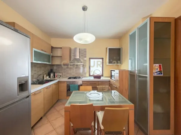 Tirane, jepet me qera apartament 2+1+Ballkon Kati 2, 80 m² 680 € (Rruga Him Kolli)