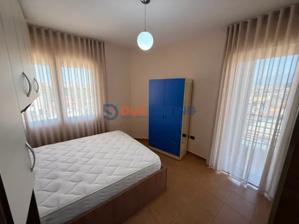 Tirane, jepet me qera apartament 1+1+Ballkon Kati 4, 80 m² 550 € (Laprake)