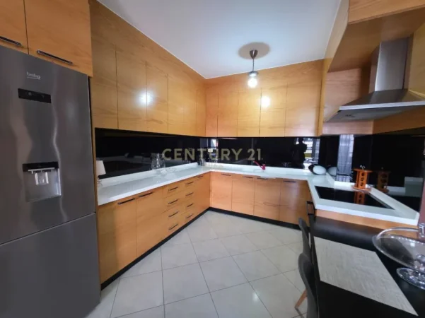 Tirane, jepet me qera apartament+verande | Penthouse 2+1+Ballkon Kati 8, 165 m² 800 € (Pallati me Shigjeta)