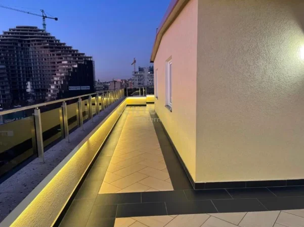 Tirane, jepet me qera apartament+verande | Penthouse 2+1+Aneks+Ballkon Kati 9, 230 m² 1.400 € (Ish Blloku)