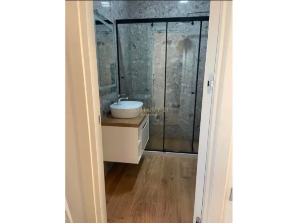 Tirane, jepet me qera apartament+verande | Penthouse 2+1+Aneks+Ballkon Kati 9, 230 m² 1.400 € (Ish Blloku)