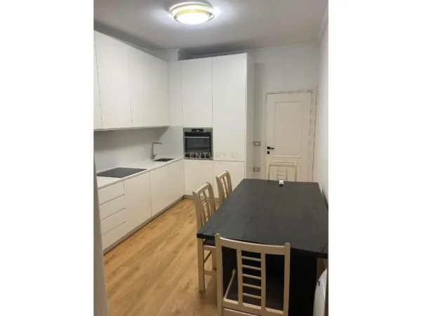 Tirane, jepet me qera apartament+verande | Penthouse 2+1+Aneks+Ballkon Kati 9, 230 m² 1.400 € (Ish Blloku)