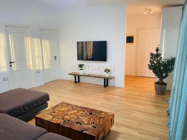 Tirane, jepet me qera apartament+verande | Penthouse 2+1+Aneks+Ballkon Kati 9, 230 m² 1.400 € (Ish Blloku)