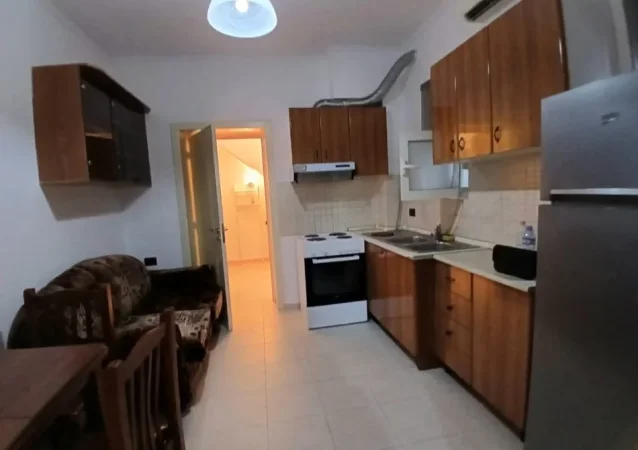Tirane, jepet me qera apartament 1+1 Kati 1, 50 m² 400 € (Qender prane Cirku i Tiranes)