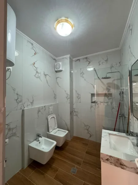Tirane, shitet apartament 2+1+Ballkon Kati 6, 93 m² 260.000 € 