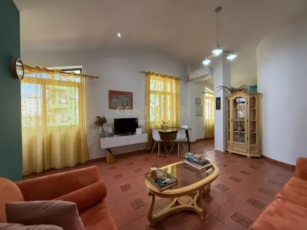 Tirane, jepet me qera apartament 2+1+Ballkon Kati 5, 82 m² 860 € (Prane Juveniljas, Bllok)