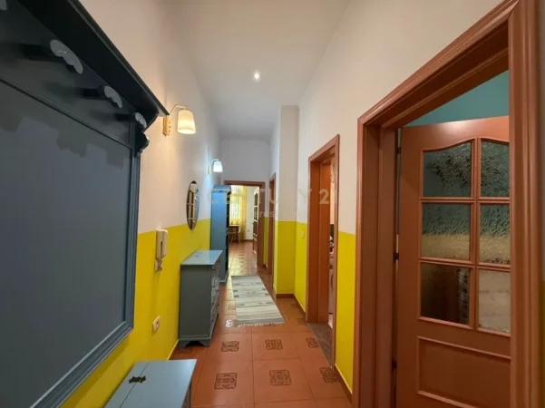 Tirane, jepet me qera apartament 2+1+Ballkon Kati 5, 82 m² 860 € (Prane Juveniljas, Bllok)