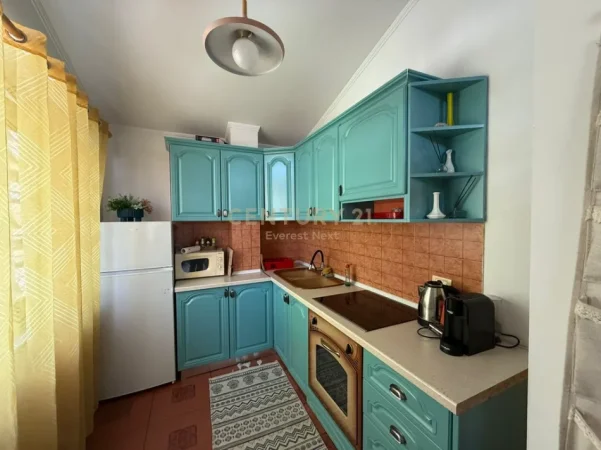 Tirane, jepet me qera apartament 2+1+Ballkon Kati 5, 82 m² 860 € (Prane Juveniljas, Bllok)