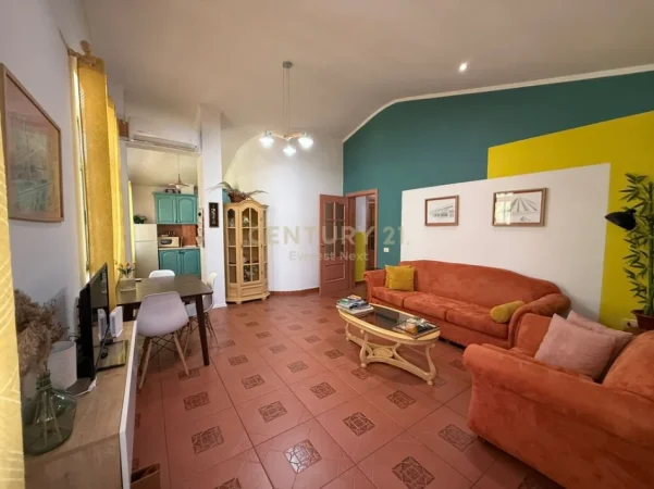Tirane, jepet me qera apartament 2+1+Ballkon Kati 5, 82 m² 860 € (Prane Juveniljas, Bllok)