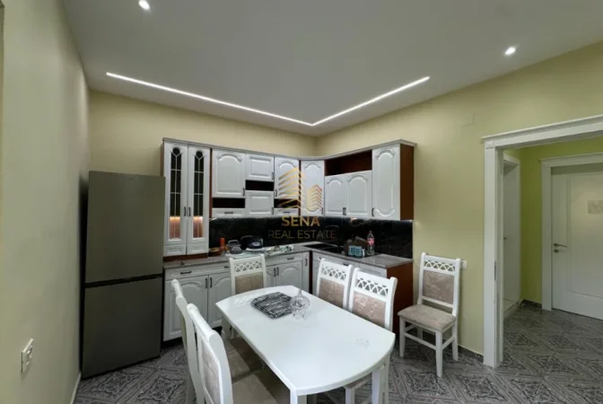 Tirane, jepet me qera apartament 3+1 Kati 2, 150 m² 750 € (Ish Sheshi Shqiponja)