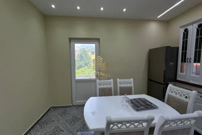 Tirane, jepet me qera apartament 3+1 Kati 2, 150 m² 750 € (Ish Sheshi Shqiponja)