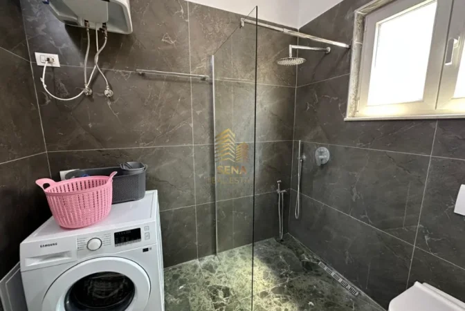 Tirane, jepet me qera apartament 3+1 Kati 2, 150 m² 750 € (Ish Sheshi Shqiponja)