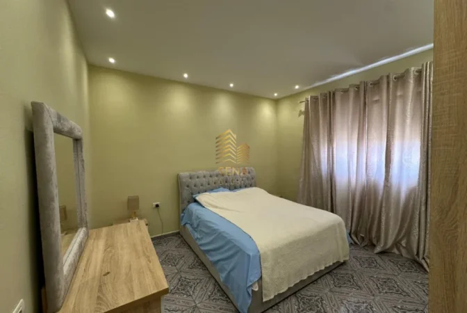 Tirane, jepet me qera apartament 3+1 Kati 2, 150 m² 750 € (Ish Sheshi Shqiponja)