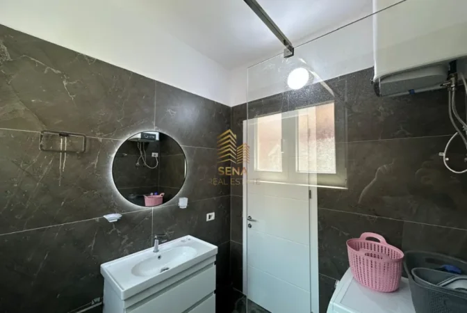 Tirane, jepet me qera apartament 3+1 Kati 2, 150 m² 750 € (Ish Sheshi Shqiponja)