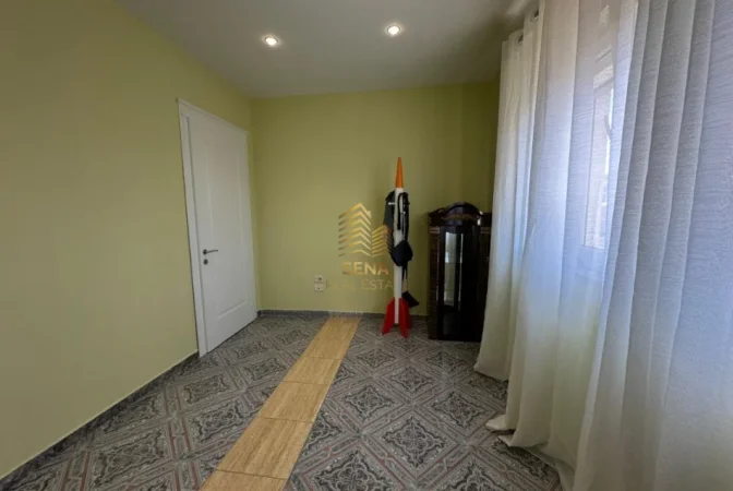 Tirane, jepet me qera apartament 3+1 Kati 2, 150 m² 750 € (Ish Sheshi Shqiponja)