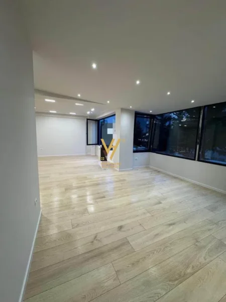 Tirane, jepet me qera zyre Kati 1, 80 m² 820 € (PORCELAN)