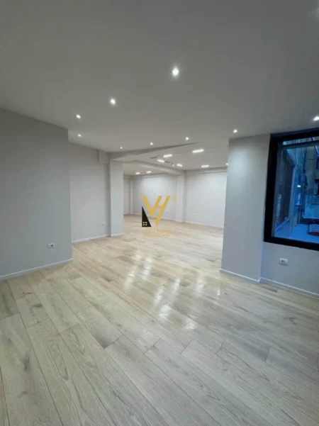 Tirane, jepet me qera zyre Kati 1, 80 m² 820 € (PORCELAN)