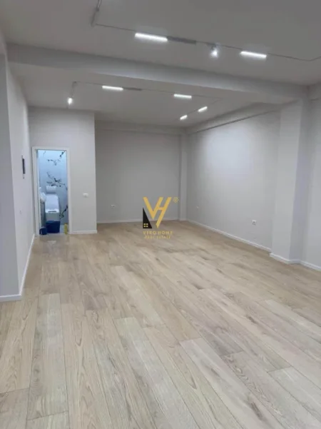 Tirane, jepet me qera zyre Kati 1, 80 m² 820 € (PORCELAN)