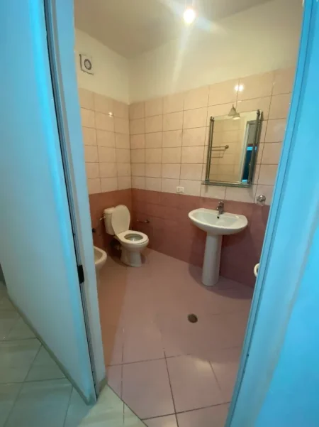 Tirane, jepet me qera apartament 1+1 Kati 8, 88 m² (YZBERISHT)