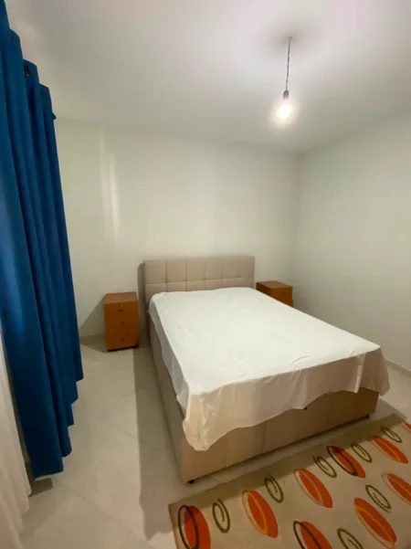 Tirane, jepet me qera apartament 1+1+Aneks+Ballkon Kati 1, 500 € (qyteti studenti)