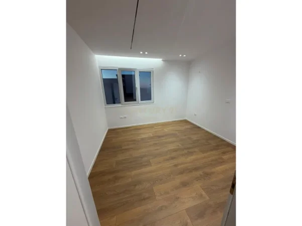 Tirane, shitet apartament 1+1 Kati 11, 65 m² 165.000 € (21 Dhjetori)